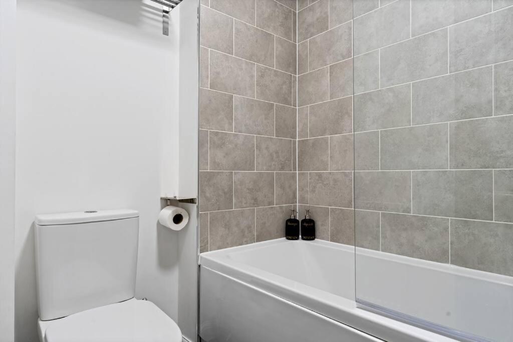 Luxury Birmingham City Centre Townhouse With Free Parking - Sleeps 4 - Perfect For Contractors, Business Travellers, Families And Other Groups - Near Bullring, Newstreet, Selfridges, Nec, Nia & Birmingham Airport Exterior foto